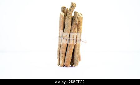 Ashwagandha Trockenwurzel-Heilkraut, auch bekannt als Withania Somnifera, Ashwagandha, Indischer Ginseng, Poison Gooseberry oder Winterkirsche Stockfoto