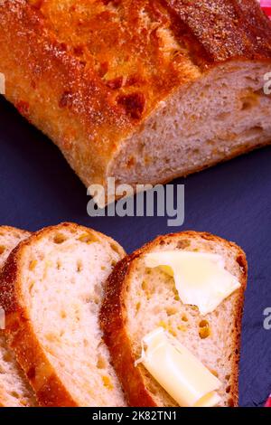 Frisch gebackenes Sauerteig Brot auf einer Schieferplatte Stockfoto