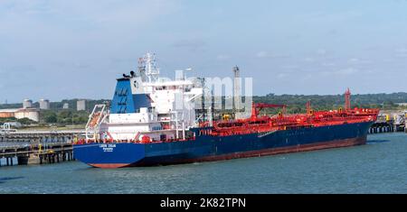 Leon Zeus Oil/Chemical Tanker, der in der Fawley Oil Refinery Southampton Water, Hampshire, England, Großbritannien, vertäut ist Stockfoto