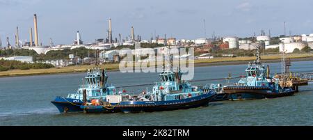 Schlepper, die an der Anlegestelle der Esso Fawley Raffinerie, Southampton Water, Southampton, Hampshire, England, UK Stockfoto