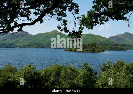 Blick über Derwentwater auf die Fells Catbells und Causey Pike im Sommer in der Nähe von Keswick Lake District National Park Cumbria England Großbritannien Stockfoto