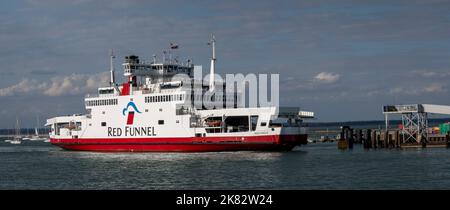 Red Funnels Auto-/Passagierfähre Red Eagle kommt von Southampton, Hampshire, England, Großbritannien, in East Cowes, Isle of Wight an Stockfoto