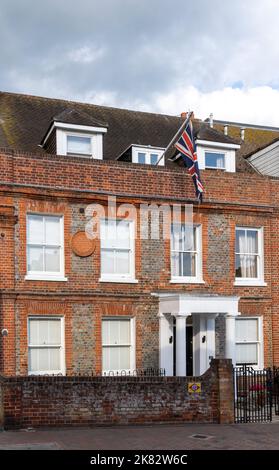 Terrakotta-Plakette im Westbourne House, Geburtsort von Thomas Arnold, Birmingham Road, West Cowes, Isle of Wight, England, UK. Stockfoto