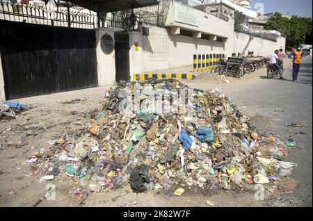 Quetta, Pakistan. 20. Oktober 2022. Unbekannte sind am Donnerstag, dem 20. Oktober 2022, in Hyderabad durch den Müllhaufen am Haupttor der Staatsbank Hyderabad, um die Fahrlässigkeit der betroffenen Behörde zu zeigen. Kredit: Asianet-Pakistan/Alamy Live Nachrichten Stockfoto