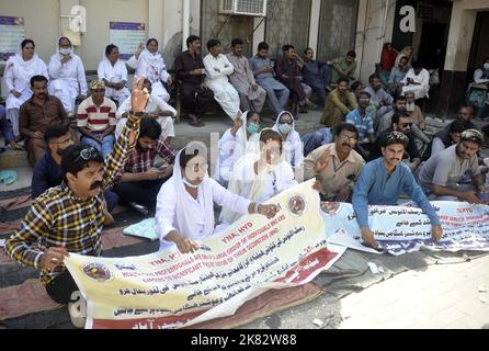 Quetta, Pakistan. 20. Oktober 2022. Mitglieder der Young Nurses Association (YNA) veranstalten am Donnerstag, dem 20. Oktober 2022, eine Protestdemonstration für die Forderung nach Risikobeihilfe im Zivilkrankenhaus in Hyderabad. Kredit: Asianet-Pakistan/Alamy Live Nachrichten Stockfoto