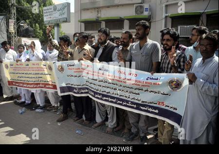 Quetta, Pakistan. 20. Oktober 2022. Mitglieder der Young Nurses Association (YNA) veranstalten am Donnerstag, dem 20. Oktober 2022, eine Protestdemonstration für die Forderung nach Risikobeihilfe im Zivilkrankenhaus in Hyderabad. Kredit: Asianet-Pakistan/Alamy Live Nachrichten Stockfoto