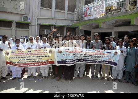 Quetta, Pakistan. 20. Oktober 2022. Mitglieder der Young Nurses Association (YNA) veranstalten am Donnerstag, dem 20. Oktober 2022, eine Protestdemonstration für die Forderung nach Risikobeihilfe im Zivilkrankenhaus in Hyderabad. Kredit: Asianet-Pakistan/Alamy Live Nachrichten Stockfoto