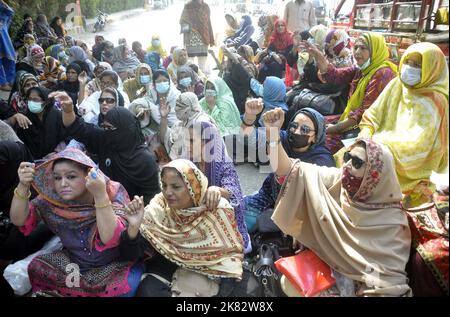 Quetta, Pakistan. 20. Oktober 2022. Mitglieder der All Pakistan Lady Health Workers Program Union veranstalten am Donnerstag, dem 20. Oktober 2022, eine Protestdemonstration für die Forderung nach Risikobeihilfe im Presseclub Hyderabad. Kredit: Asianet-Pakistan/Alamy Live Nachrichten Stockfoto