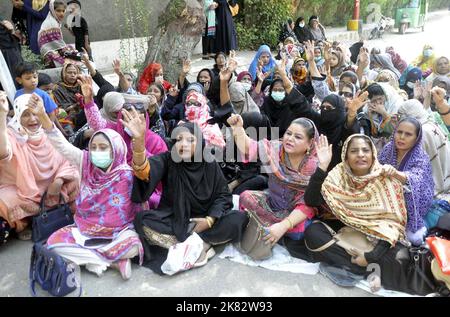 Quetta, Pakistan. 20. Oktober 2022. Mitglieder der All Pakistan Lady Health Workers Program Union veranstalten am Donnerstag, dem 20. Oktober 2022, eine Protestdemonstration für die Forderung nach Risikobeihilfe im Presseclub Hyderabad. Kredit: Asianet-Pakistan/Alamy Live Nachrichten Stockfoto