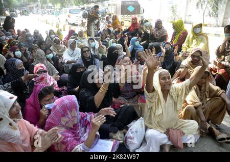 Quetta, Pakistan. 20. Oktober 2022. Mitglieder der All Pakistan Lady Health Workers Program Union veranstalten am Donnerstag, dem 20. Oktober 2022, eine Protestdemonstration für die Forderung nach Risikobeihilfe im Presseclub Hyderabad. Kredit: Asianet-Pakistan/Alamy Live Nachrichten Stockfoto