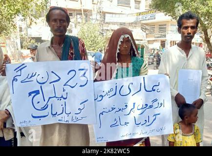 Quetta, Pakistan. 20. Oktober 2022. Bewohner von Umerkot veranstalten am Donnerstag, dem 20. Oktober 2022, im Hyderabad-Presseclub eine Protestdemonstration gegen die hohe Händigkeit von Landraubern. Kredit: Asianet-Pakistan/Alamy Live Nachrichten Stockfoto