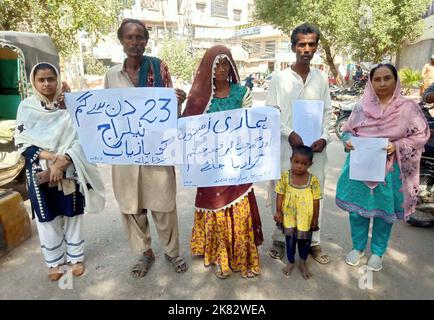 Quetta, Pakistan. 20. Oktober 2022. Bewohner von Umerkot veranstalten am Donnerstag, dem 20. Oktober 2022, im Hyderabad-Presseclub eine Protestdemonstration gegen die hohe Händigkeit von Landraubern. Kredit: Asianet-Pakistan/Alamy Live Nachrichten Stockfoto