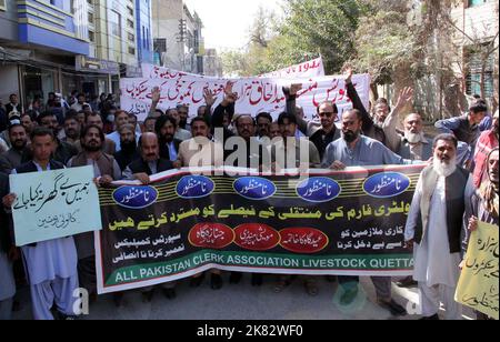 Quetta, Pakistan. 20. Oktober 2022. Mitglieder der Tierhaltungsabteilung der All Pakistan Clerk Association (APCA) veranstalten am Donnerstag, dem 20. Oktober 2022, im Quetta-Presseclub eine Protestdemonstration gegen die Transplantation von Geflügelfarmen. Kredit: Asianet-Pakistan/Alamy Live Nachrichten Stockfoto