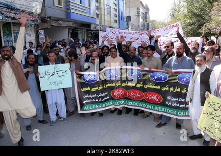 Quetta, Pakistan. 20. Oktober 2022. Mitglieder der Tierhaltungsabteilung der All Pakistan Clerk Association (APCA) veranstalten am Donnerstag, dem 20. Oktober 2022, im Quetta-Presseclub eine Protestdemonstration gegen die Transplantation von Geflügelfarmen. Kredit: Asianet-Pakistan/Alamy Live Nachrichten Stockfoto