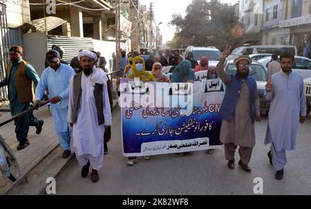 Quetta, Pakistan. 20. Oktober 2022. Mitglieder der Community Teachers Association veranstalten am Donnerstag, dem 20. Oktober 2022, auf der Circular Road in Quetta eine Protestkundgebung zur Regularisierung. Kredit: Asianet-Pakistan/Alamy Live Nachrichten Stockfoto