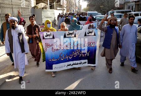 Quetta, Pakistan. 20. Oktober 2022. Mitglieder der Community Teachers Association veranstalten am Donnerstag, dem 20. Oktober 2022, auf der Circular Road in Quetta eine Protestkundgebung zur Regularisierung. Kredit: Asianet-Pakistan/Alamy Live Nachrichten Stockfoto