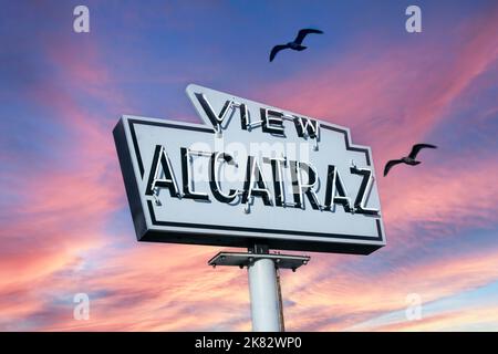 Alcatraz Gefängnis Schild Attraktion Bootsfahrt bei Sonnenuntergang mit Möwen fliegen vorbei Ferry Terminal auf Pier 41 der Embarcadero San Francisco California USA Stockfoto