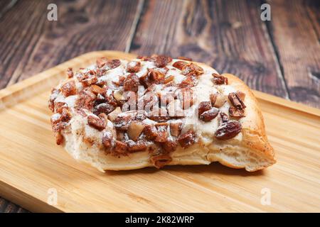 apfelrosinenbrot auf dem Schneidebrett auf dem Tisch Stockfoto