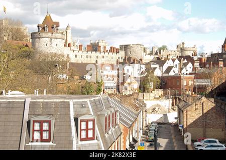 Windsor Castle and town, Windsor, Burkshire, Großbritannien. Die Arbeiten an diesem normannischen Schloss wurden im 11.. Jahrhundert von Wilhelm dem Eroberer begonnen. Stockfoto