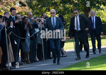 Der Präsident der Vereinigten Staaten, Joe Biden, plaudert mit Gästen, um mit den Medien zu sprechen, als er am 20. Oktober 2022 das Weiße Haus in Washington, DC, verlässt und zu Veranstaltungen in Pennsylvania aufbricht. Bild: Chris Kleponis / Pool/Sipa USA Stockfoto