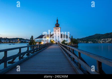 Schloss Orth und Traunsee, Österreich. Schloss Ort ist ein österreichisches Schloss, das um das Jahr 1080 in Gmunden, Österreich, gegründet wurde Stockfoto