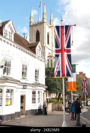 Blick auf die Straße mit dem St. John the Baptist Chruch Tower im Hintergrund, Windsor, berkshire, Großbritannien. Windsor ist berühmt für das Schloss aus dem 11.. Jahrhundert, Stockfoto