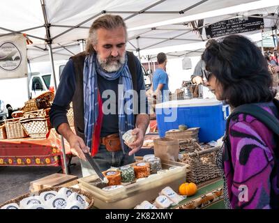 CHEESE Farmers Market handwerklicher Käsehersteller, der einen Geschmack aus einer Auswahl seiner Käsesorten bietet. Embarcadero Ferry Plaza San Francisco Kalifornien USA Stockfoto