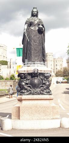 Statue der Königin Victoria, in der Nähe von Windsor Castle, Windsor, B.. Stockfoto