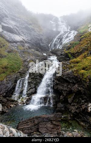 Kjosfossen-Wasserfall von Flam Railway stoppen Norwegen Stockfoto