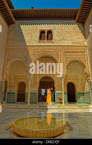 Patio del Cuarto Dorado, Innenhof des Goldenen Zimmers, Teil des Palastes Comares in den Nasriden-Palästen des Alhambra-Komplexes in Granada, Spanien. Stockfoto