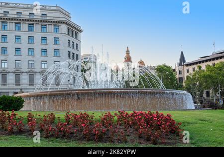 Großer Brunnen auf dem großen katalanischen Platz 'Placa de Catalunya' im Zentrum von Barcelona, Spanien. Stockfoto