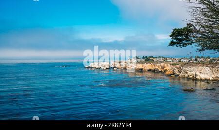 Felsige Klippen an der Sonne und Silhouette einer wunderschönen Strandstadt. Shell Beach am Pismo Beach, California Central Coast Stockfoto