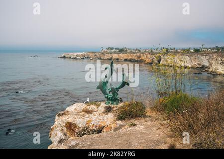 Felsige Klippen an der Sonne und Silhouette einer wunderschönen Strandstadt. Shell Beach am Pismo Beach, California Central Coast Stockfoto