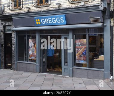 Geschäfte und Restaurants im Stadtzentrum von Cardiff. Greggs Bakery Shop im Stadtzentrum von Cardiff Bild von Richard Williams Stockfoto