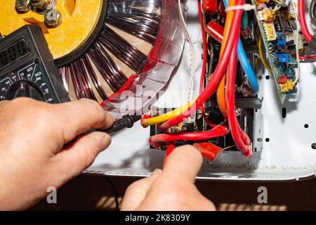 Reparatur des Spannungsstabilisators. Messung des Widerstands des elektrischen Stromkreises des Centurion Stabilisators: Russland, Anapa-20.10.2022 Stockfoto