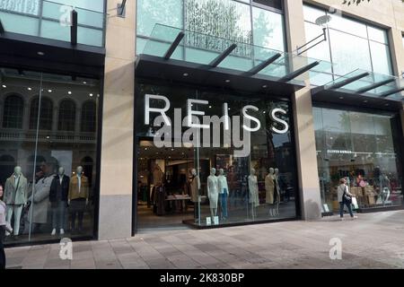 Geschäfte und Restaurants im Stadtzentrum von Cardiff. Der Reiss Shop Bild von Richard Williams Stockfoto