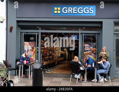 Geschäfte und Restaurants im Stadtzentrum von Cardiff. Greggs Bakery Shop im Stadtzentrum von Cardiff Bild von Richard Williams Stockfoto