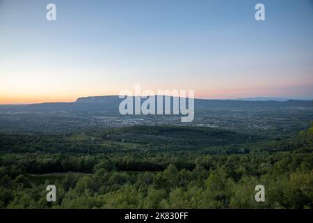 Panoramablick auf das Dorf Trets und die Montagne Sainte Victoire im Hintergrund bei Sonnenuntergang, Südfrankreich Stockfoto