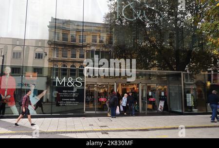 Geschäfte und Restaurants im Stadtzentrum von Cardiff. M&S - Marks and Spencer Shop in der Queen Street Cardiff Bild von Richard Williams Stockfoto