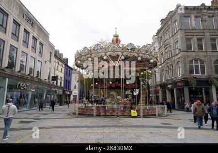 Geschäfte und Restaurants im Stadtzentrum von Cardiff. Queen Street Cardiff Bild von Richard Williams Stockfoto