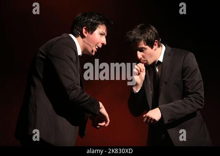 Les Jumeaux : Steeven Demora et Christopher Demora. Humoristes. 32ème Festival Mont-Blanc Humor. März 2016. Saint-Gervais-les-Bains. Haute-Savoie. Au Stockfoto