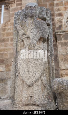 Steinbild des Ritters von Alcantara an der Haupttür der Kirche Santa Maria de Almocovar, Alcantara, Caceres, Extremadura, Spanien Stockfoto