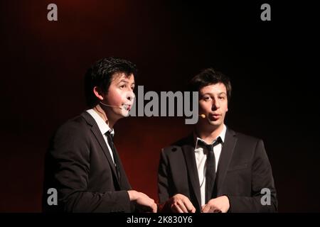 Les Jumeaux : Steeven Demora et Christopher Demora. Humoristes. 32ème Festival Mont-Blanc Humor. März 2016. Saint-Gervais-les-Bains. Haute-Savoie. Au Stockfoto