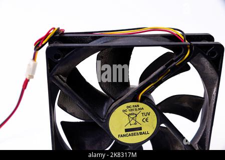 Makro auf schmutzigen Staub auf dem PC-Prozessorkühler mit Mainboard und Computergehäuse Fragment. Selektiver Fokus. Stockfoto