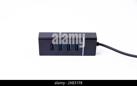 USB Typ C Adapter oder Hub mit verschiedenem Zubehör - Pendrives, hdmi, ethernet, VGA DP HDMI, Kabel. Verschiedene Konverterkabel für Computer und smartp Stockfoto