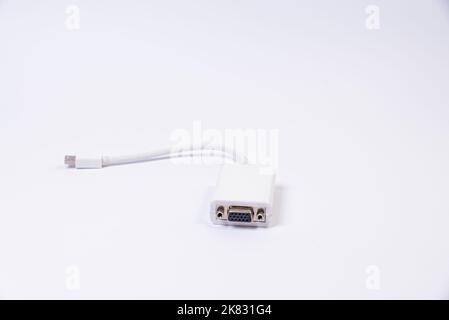 USB Typ C Adapter oder Hub mit verschiedenem Zubehör - Pendrives, hdmi, ethernet, VGA DP HDMI, Kabel. Verschiedene Konverterkabel für Computer und smartp Stockfoto