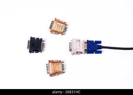 USB Typ C Adapter oder Hub mit verschiedenem Zubehör - Pendrives, hdmi, ethernet, VGA DP HDMI, Kabel. Verschiedene Konverterkabel für Computer und smartp Stockfoto
