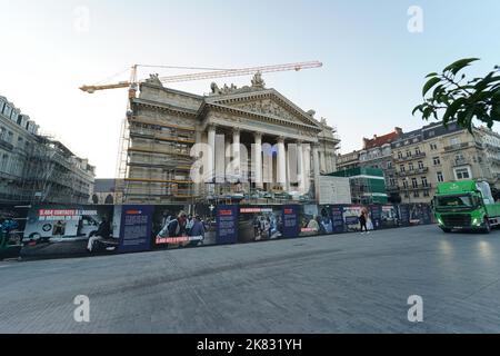 Brussels, Brabant , Belgium 09 30 2022 : Nahaufnahme der Straßenansicht der Reparaturarbeiten am alten Brüsseler Börsengebäude Stockfoto