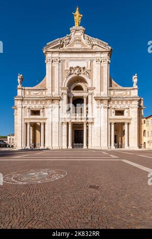 Die Fassade der Basilika Santa Maria degli Angeli in der gleichnamigen Ortschaft Assisi, Italien Stockfoto