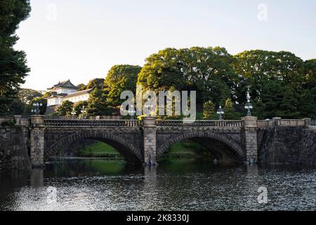 Tokio, Japan. 20. Oktober 2022. 20. Oktober 2022, Tokio, Japan: Eine Brücke über den Nijubashi-Graben vom Kokyo Gaien National Garden aus gesehen, in den Vorgärten des Kaiserpalastes, gefüllt mit Parkbesuchern im Herbst...Chiyoda City ist das Zentrum der japanischen Regierung, mit dem Kaiserpalast und dem Nationalrat. ..Japan hat kürzlich nach mehr als zwei Jahren Reiseverbote aufgrund der COVID-19-Pandemie wieder für den Tourismus geöffnet. Der Yen hat gegenüber dem US-Dollar stark abgeschrieben, was wirtschaftliche Turbulenzen für den internationalen Handel und die japanische Wirtschaft verursacht hat. (Bild: © Taidgh Stockfoto